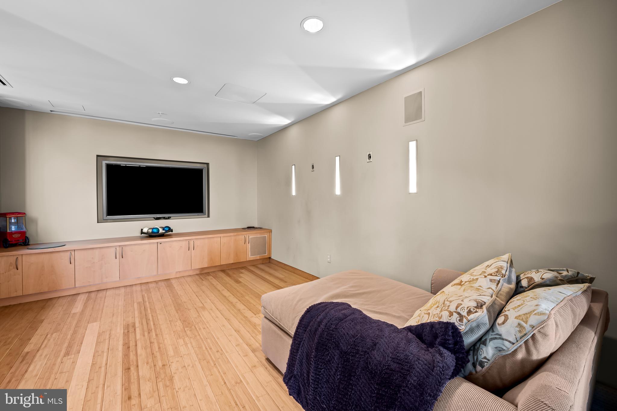 HARBOR EAST - Residential