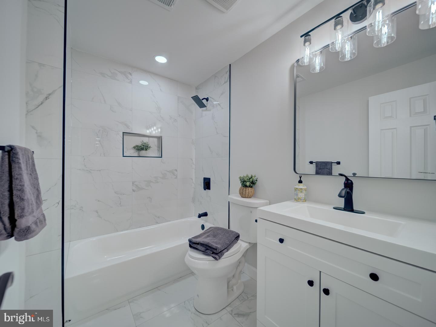 CAROLE HIGHLANDS - Residential