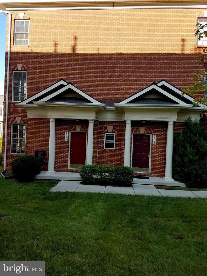 Spacious corner unit Garage Townhouse, 4 Levels, 3BR, 3.5BA Granite countertop, Hardwood on Main Level, Fireplace, Carpet on Upper Levels,  Large Master Bedroom with Walk-In closet, Master Bath with separate Tub and Shower.  Close to Fairfax Gov't Bldg., and All Shops in Fair Oaks Mall.