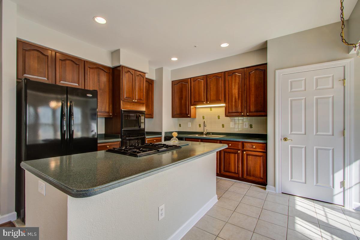 WILLOWS OF POTOMAC - Residential Lease