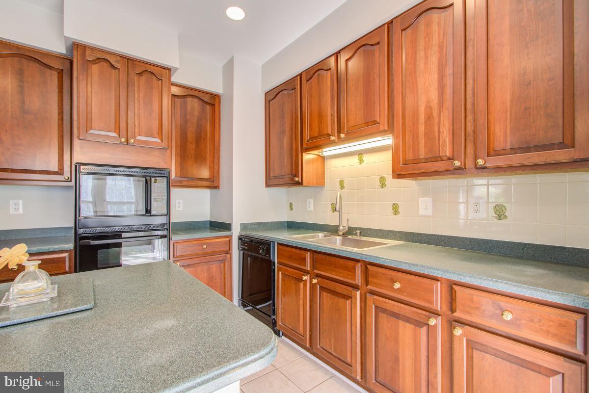 WILLOWS OF POTOMAC - Residential Lease