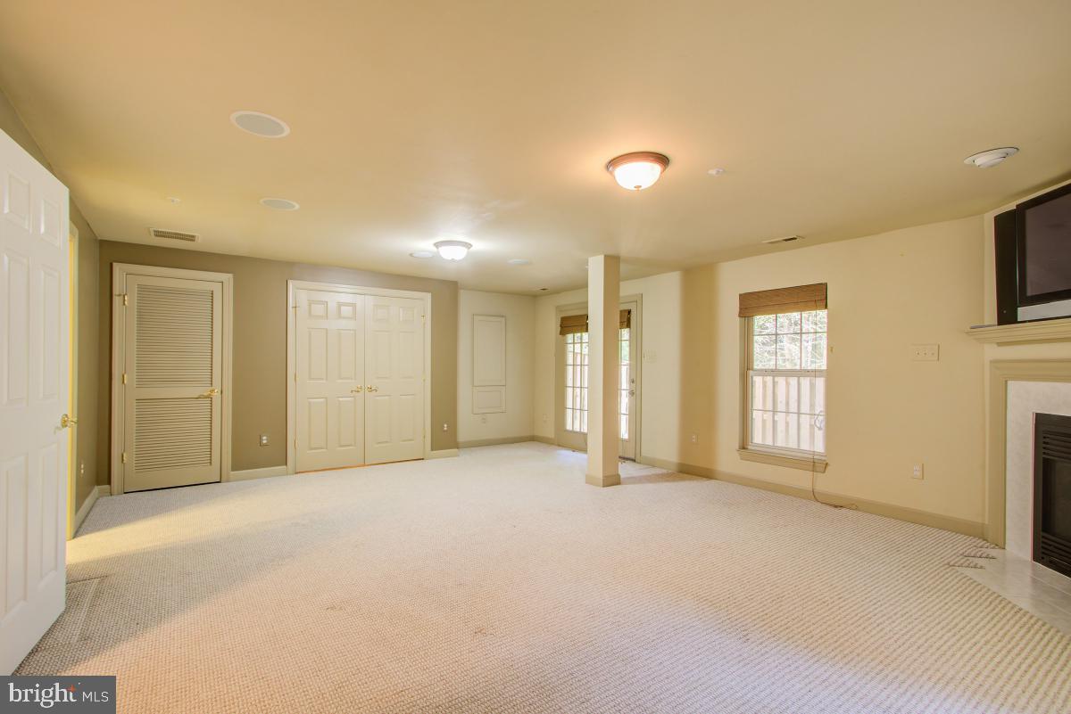 WILLOWS OF POTOMAC - Residential Lease