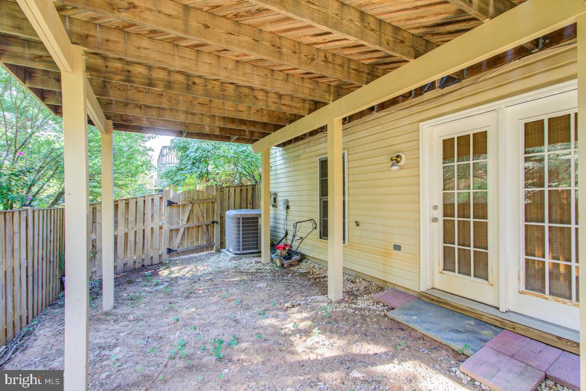 WILLOWS OF POTOMAC - Residential Lease