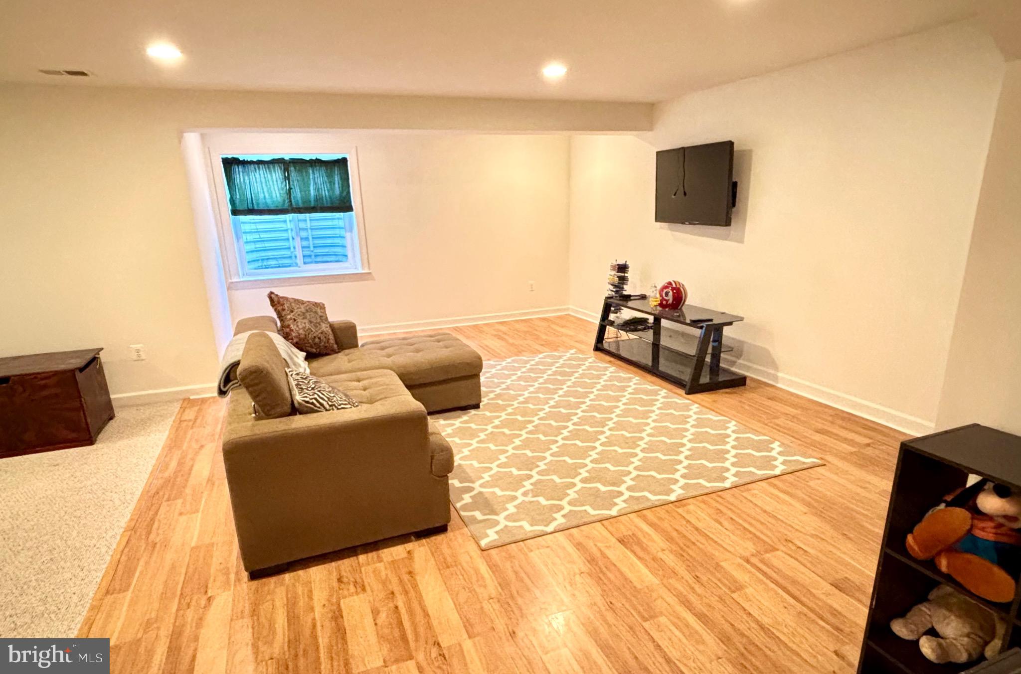 ADAMSTOWN COMMONS - Residential