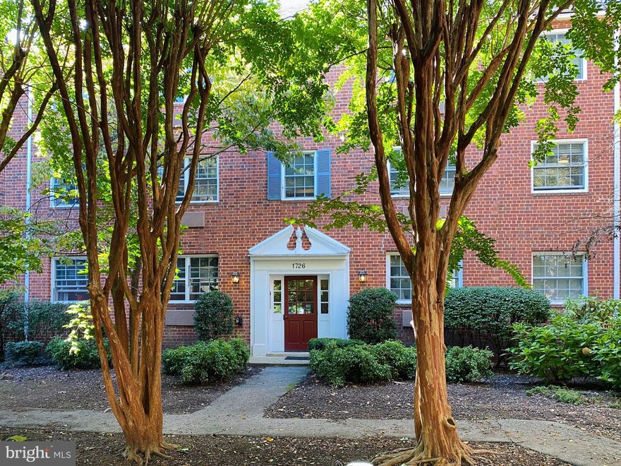 Gorgeous condo minutes from DCA airport, walking distance to Old Town Alexandria, metro, bike paths, dining and shopping. 2 bedrooms 1.5 baths, kitchen with tile floor, family room with custom built-ins and beautiful views of yard, dining area with hardwood flooring. full bath with clawfoot tub and tile flooring. Crown molding throughout, one year old air conditioning and windows. This unit offers several special touches.  Common areas include tennis courts, pool, sitting area with outdoor grills, and gym.