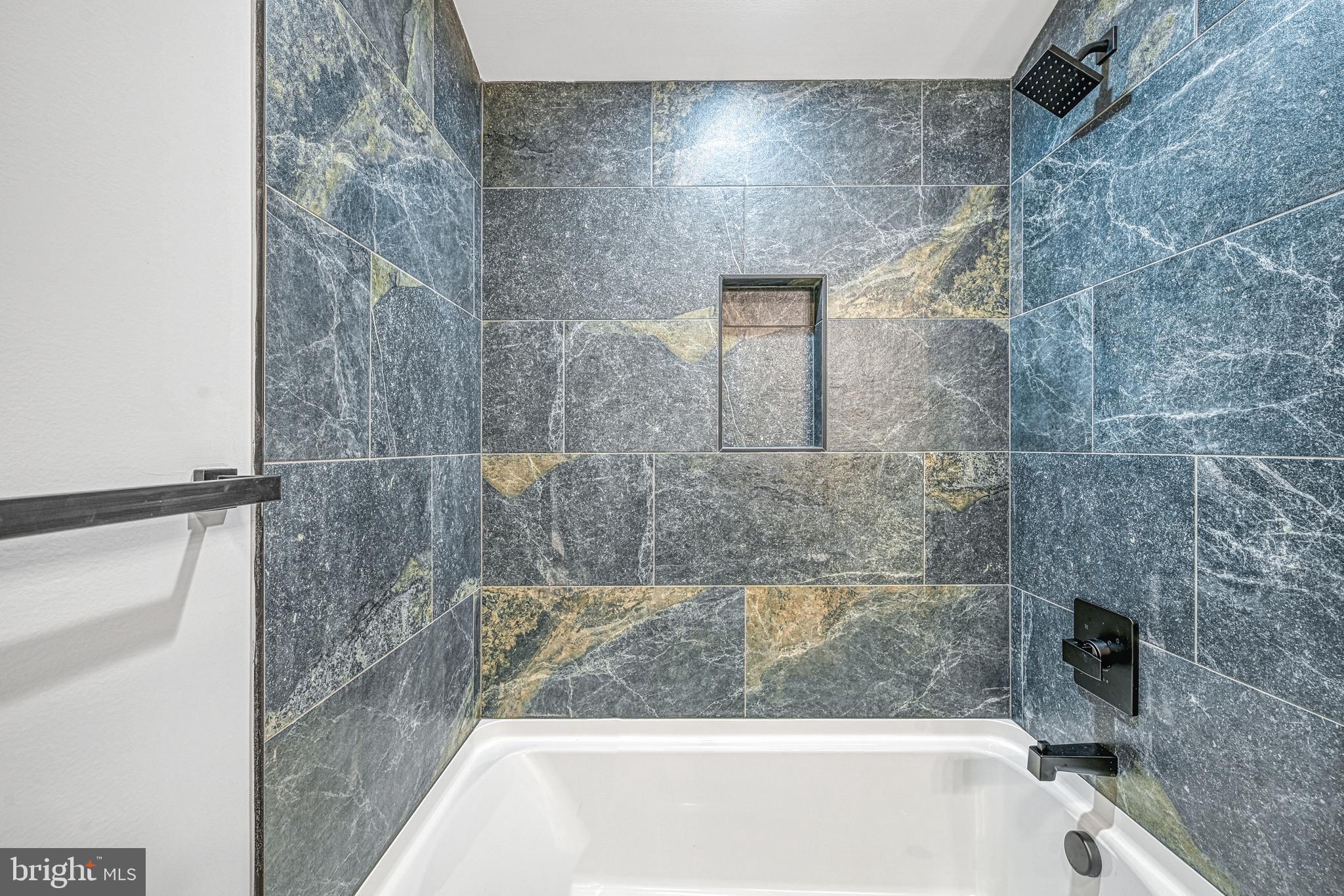 EQUESTRIAN LANDING - Residential