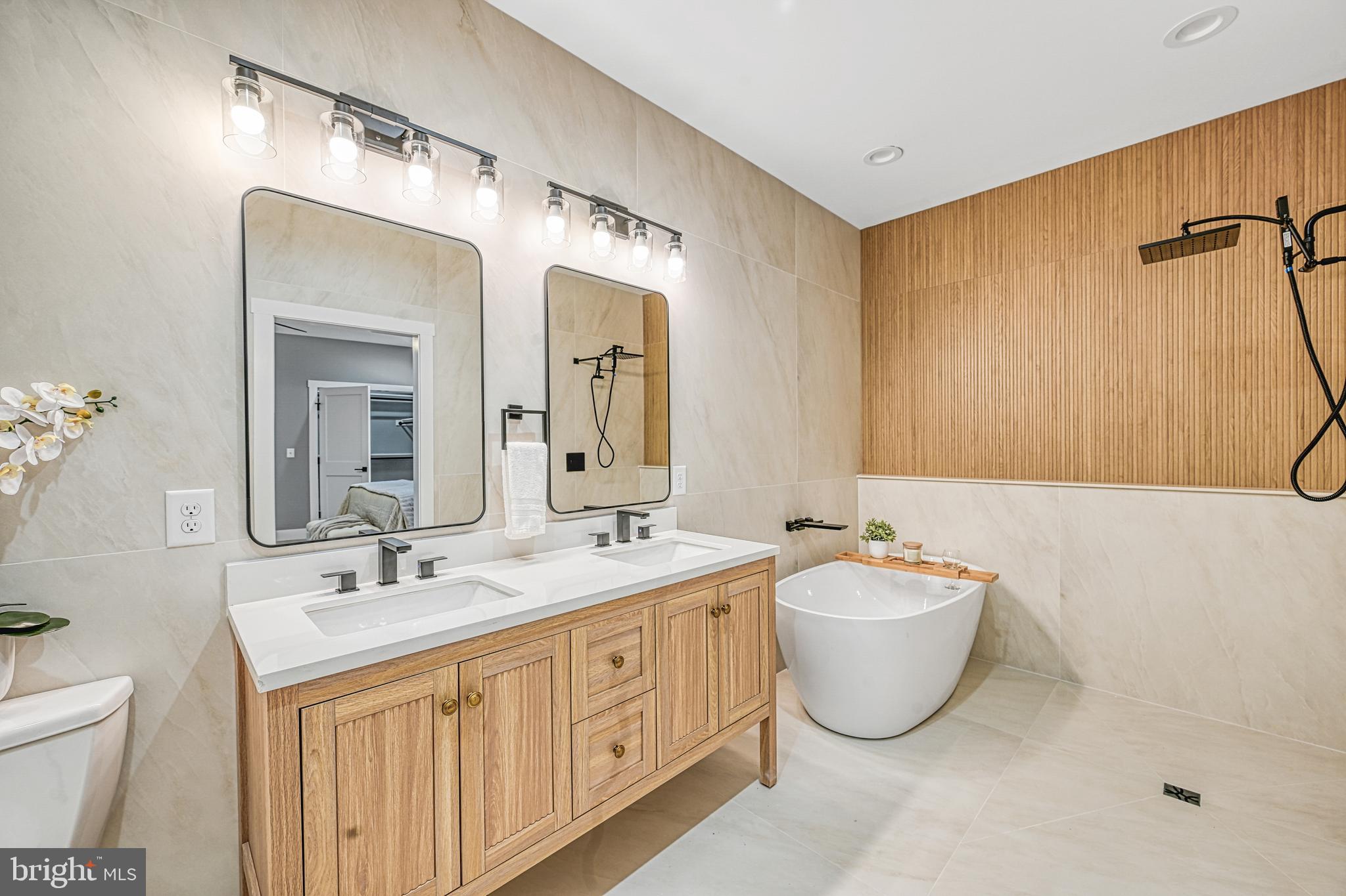 EQUESTRIAN LANDING - Residential