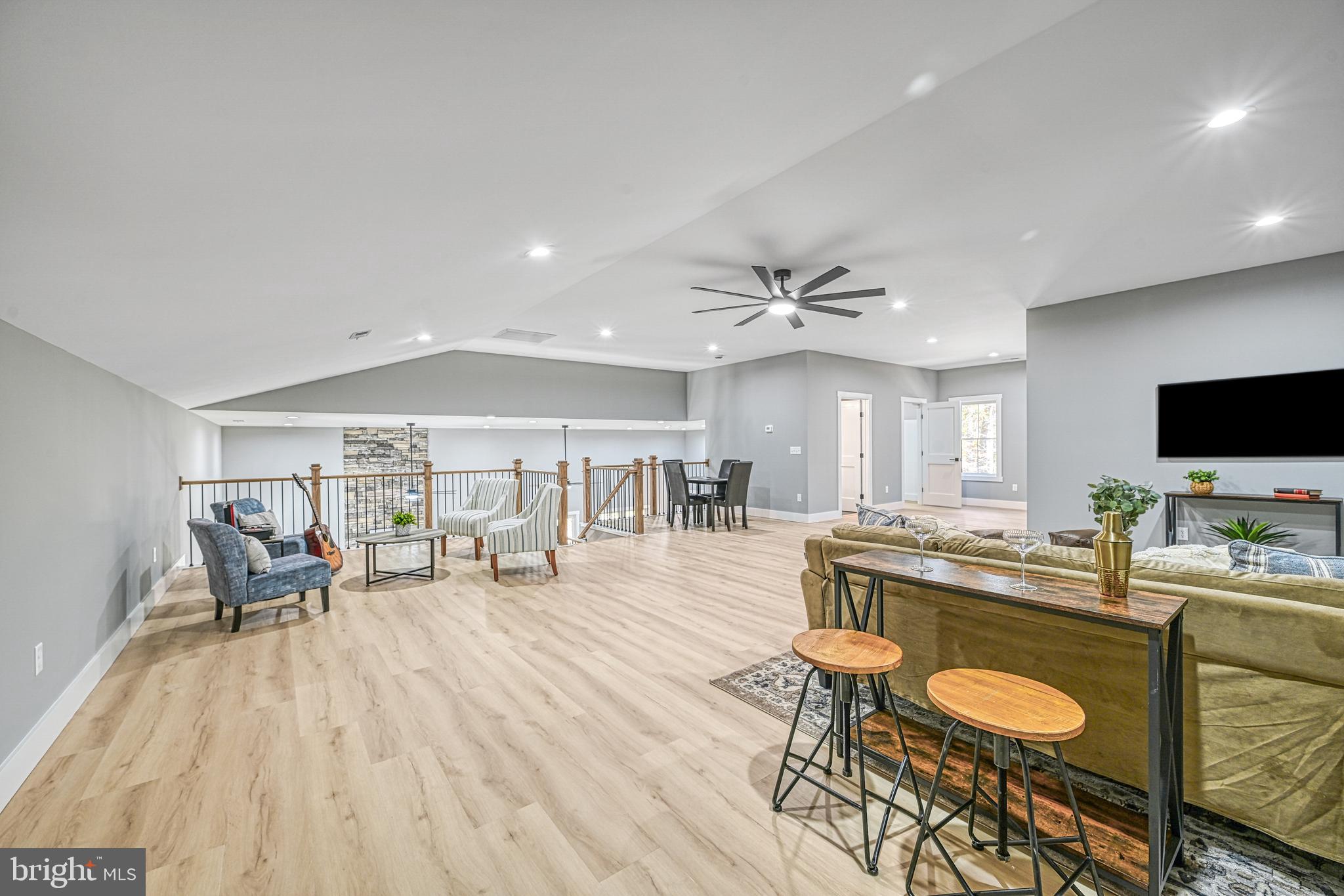 EQUESTRIAN LANDING - Residential