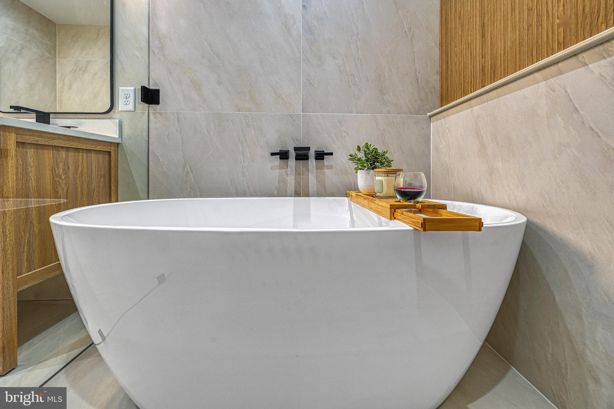 EQUESTRIAN LANDING - Residential