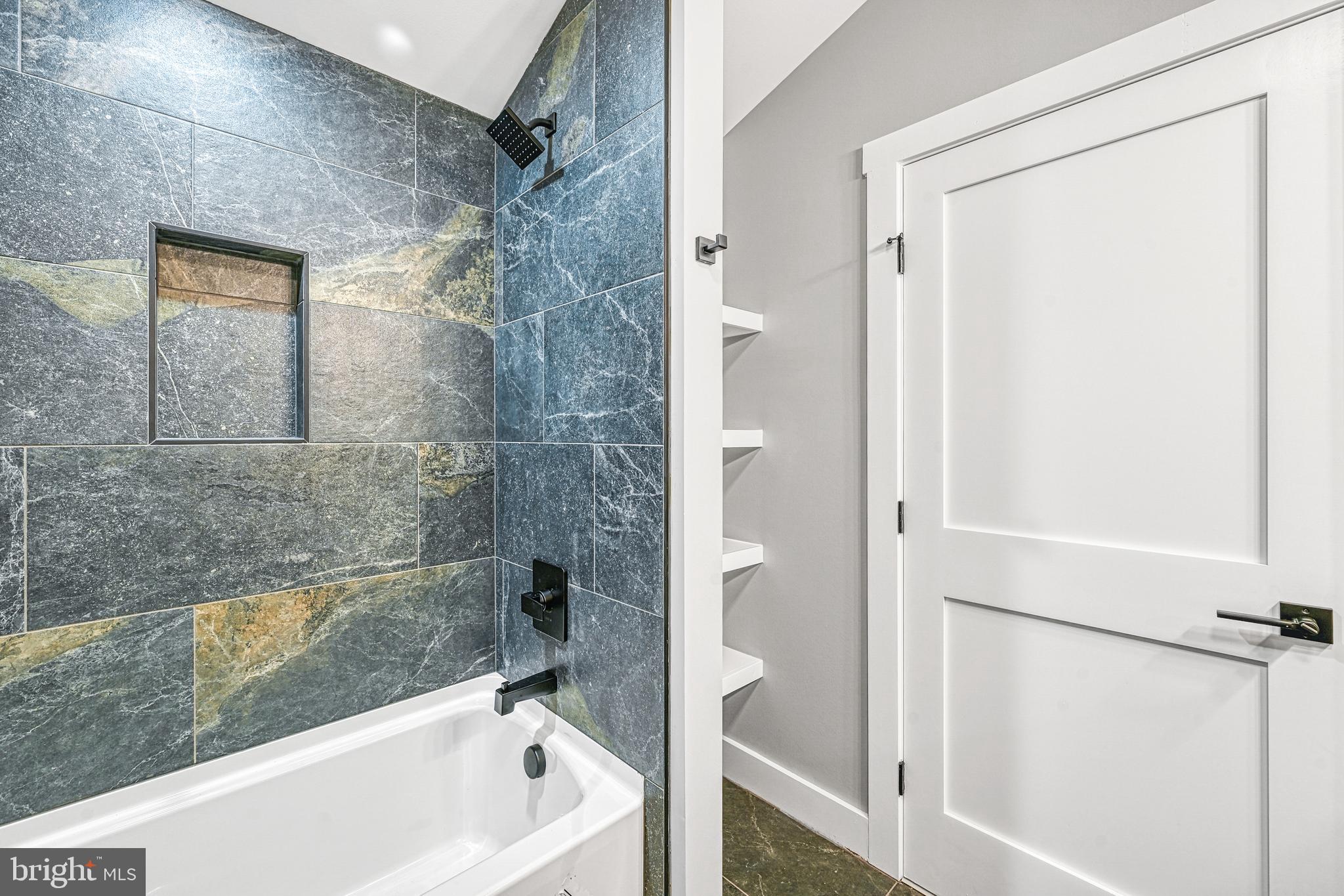 EQUESTRIAN LANDING - Residential