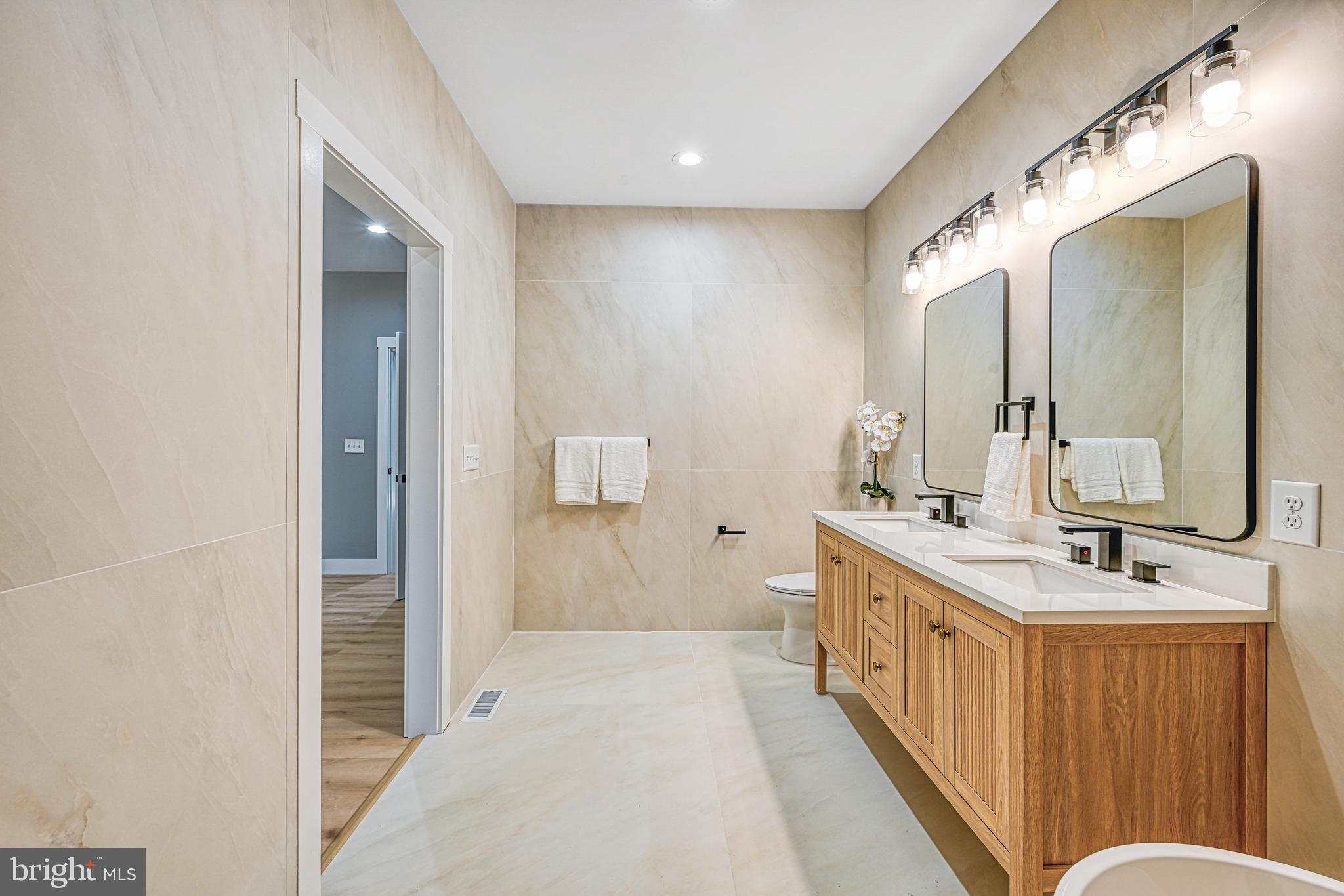 EQUESTRIAN LANDING - Residential