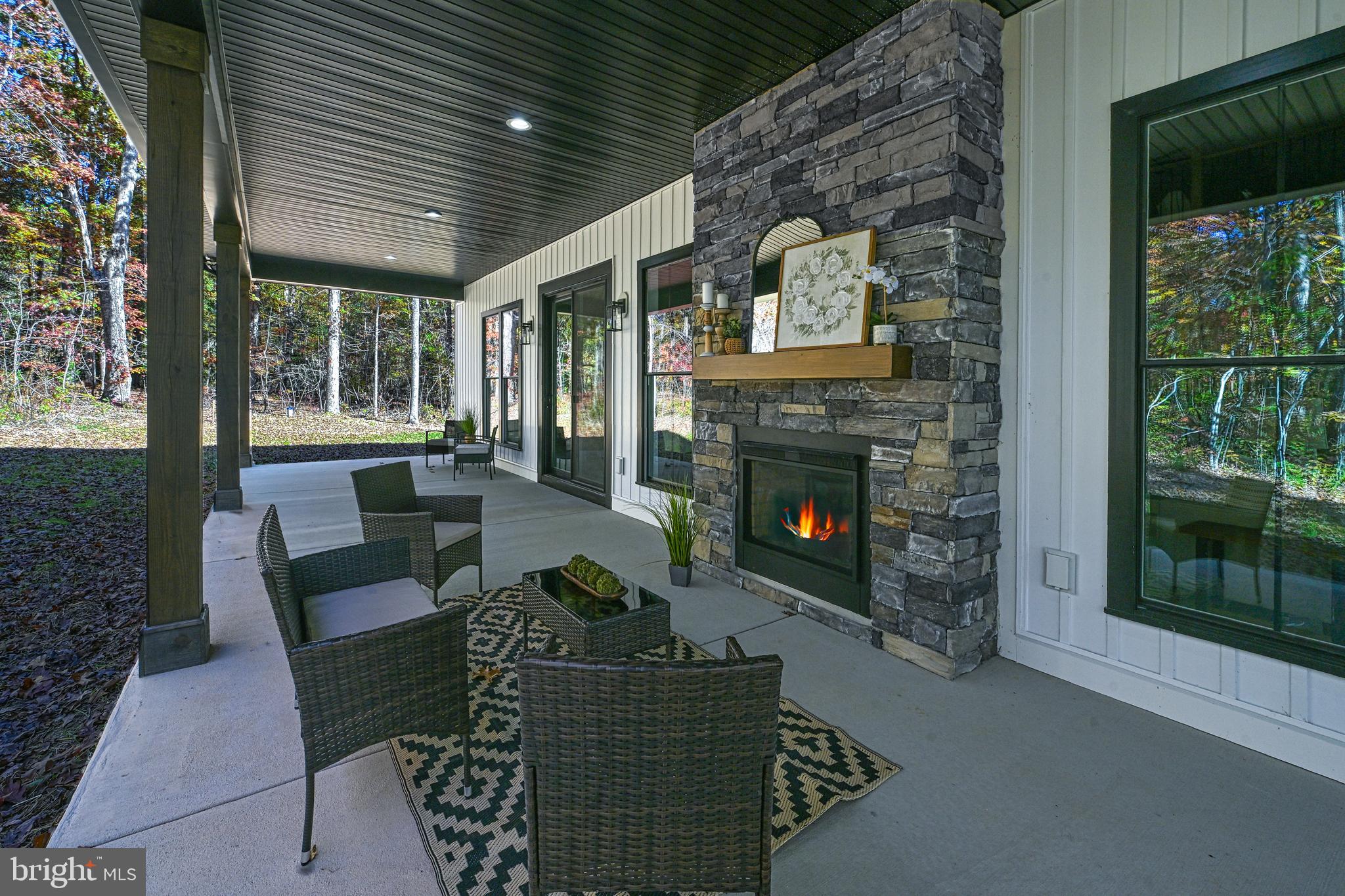 EQUESTRIAN LANDING - Residential