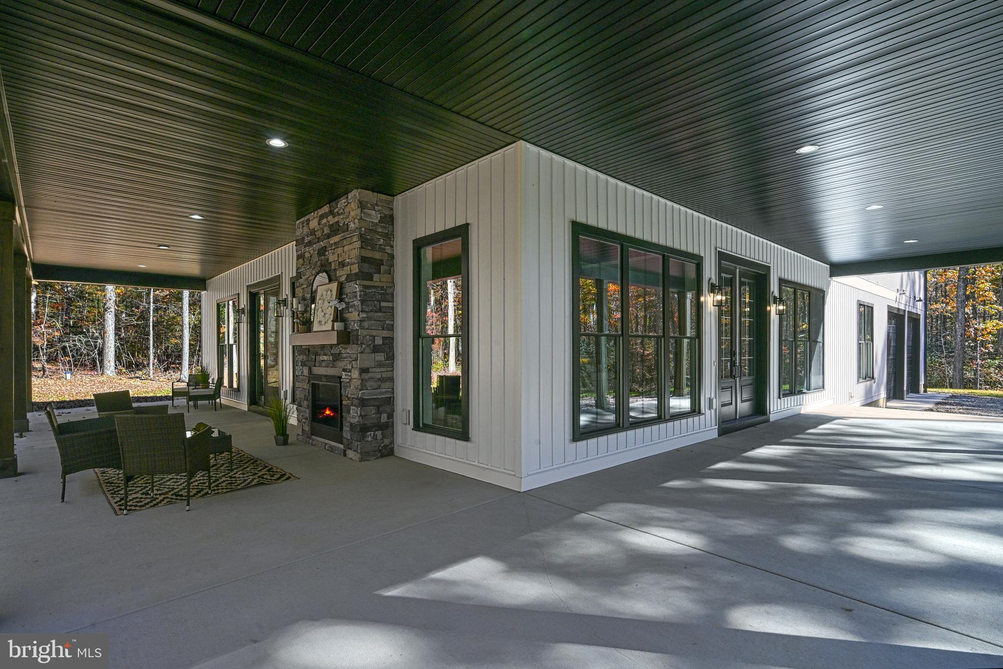 EQUESTRIAN LANDING - Residential