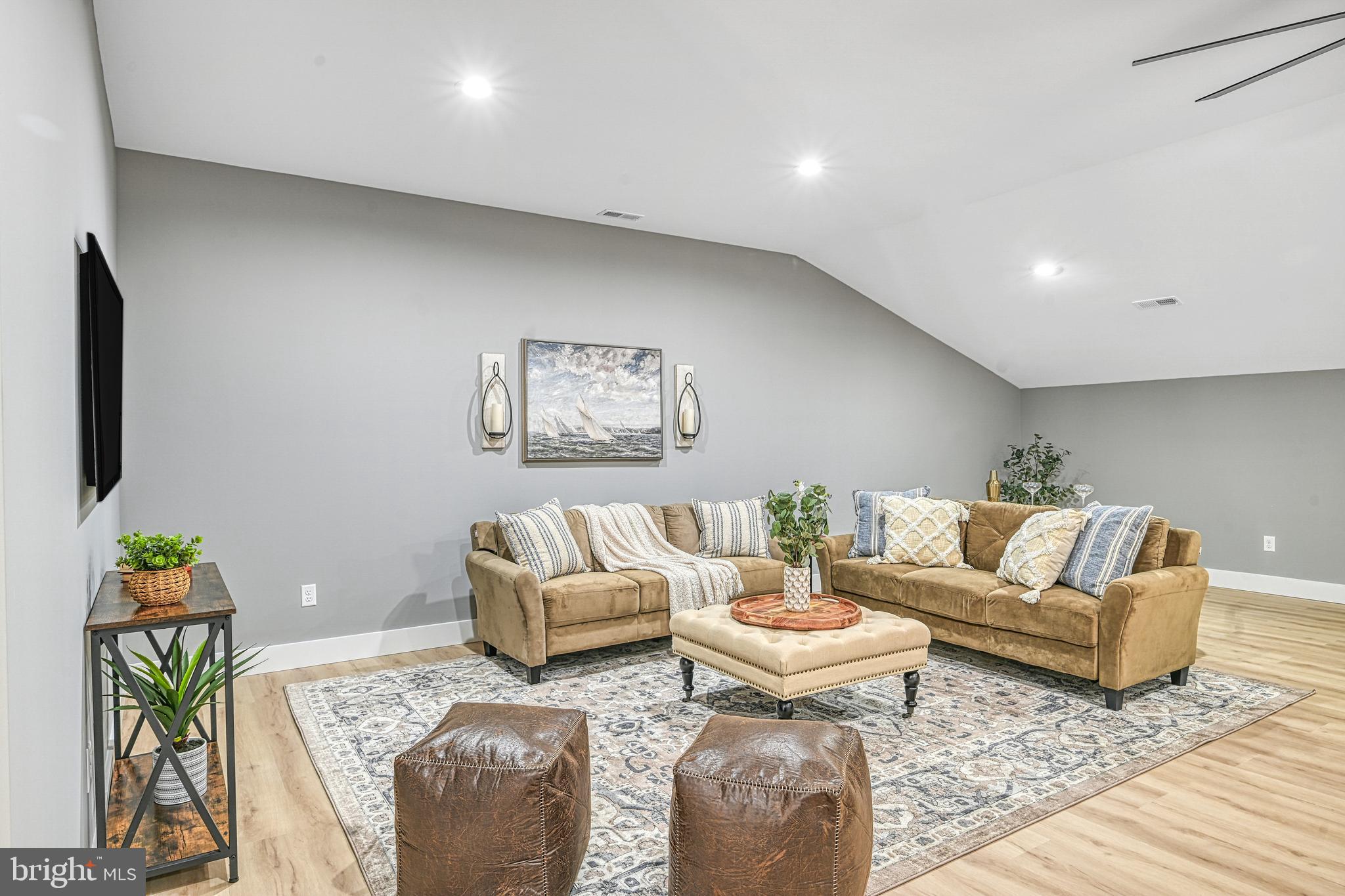 EQUESTRIAN LANDING - Residential