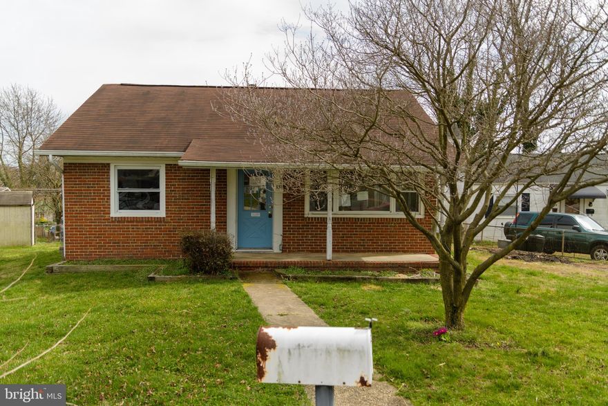 Charming ranch style home offers 2 bedrooms, 1 full bath, spacious living room w/ eat-in-kitchen w/ laundry and slider to large rear yard. Easy access to commuter routes. GR/HOA/FF/ZONING BUYER TO VERIFY.AGENTS   SEE AGENTS REMARKS FOR OFFER INSTRUC TIONS.