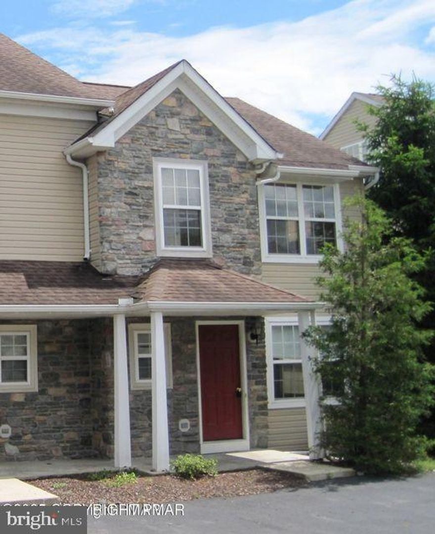 Enjoy Maintenance-Free Living in Beautiful Shawnee! Sits on top of the mountain overlooking Shawnee Ski Resort. Access to the saltwater pool! Welcome to this upscale community featuring a modern kitchen, spacious living and dining areas, and energy-efficient propane heat with central A/C. The primary bedroom suite includes a walk-in closet, while the full basement and private deck offer extra space and stunning views of Shawnee Ski Area. Perfectly located for commuters—just minutes from DWG, I-80, ESU, PMC, shopping, dining, and all the natural beauty the Poconos has to offer. 👉 Now seeking qualified tenants with solid income and excellent credit.