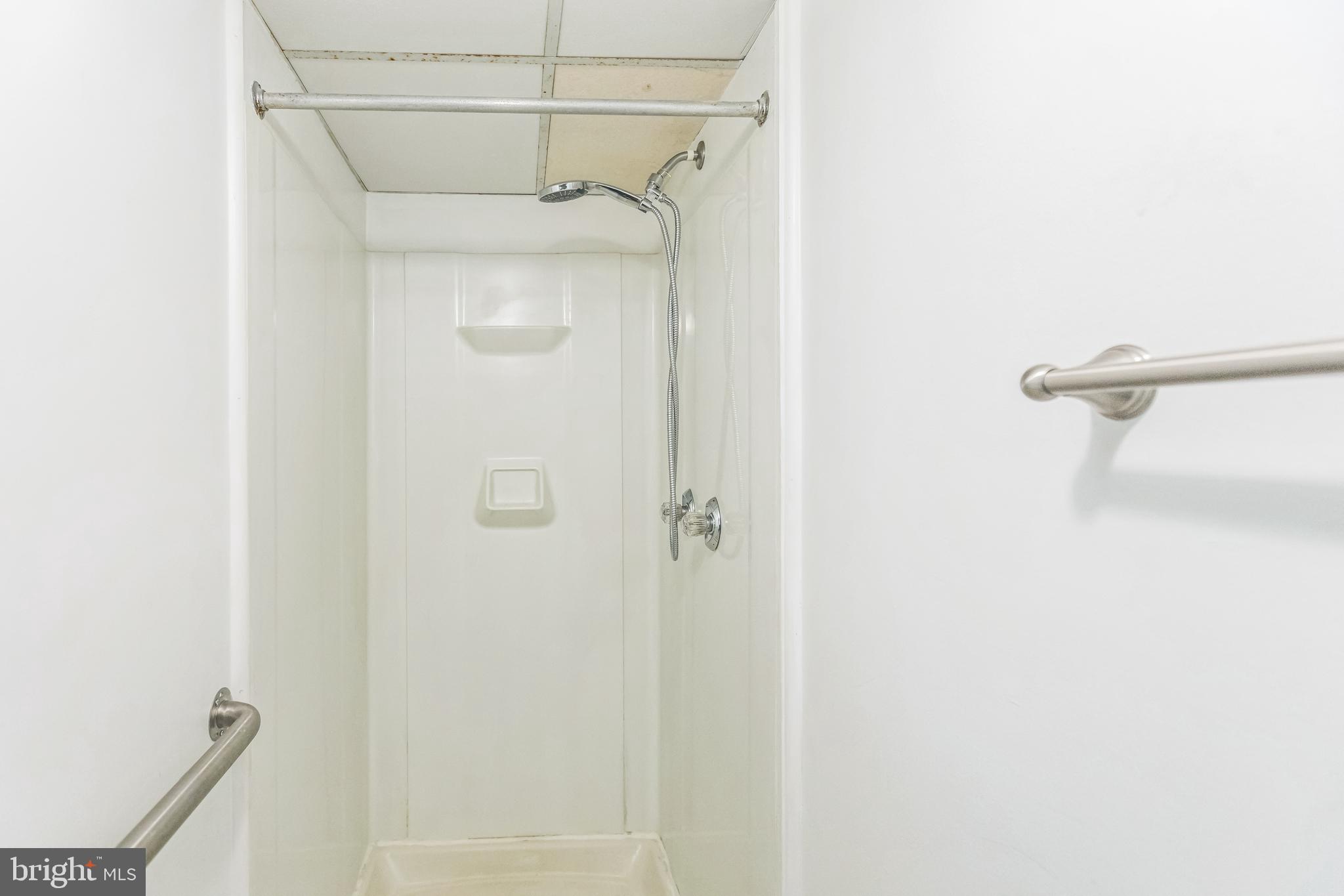 LAKEWINDS - Residential