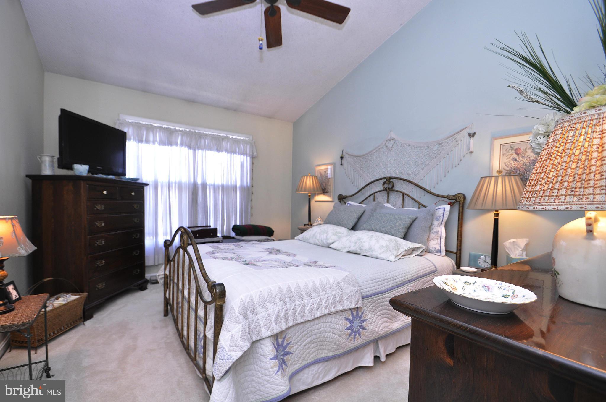 SPRING KNOLL - Residential