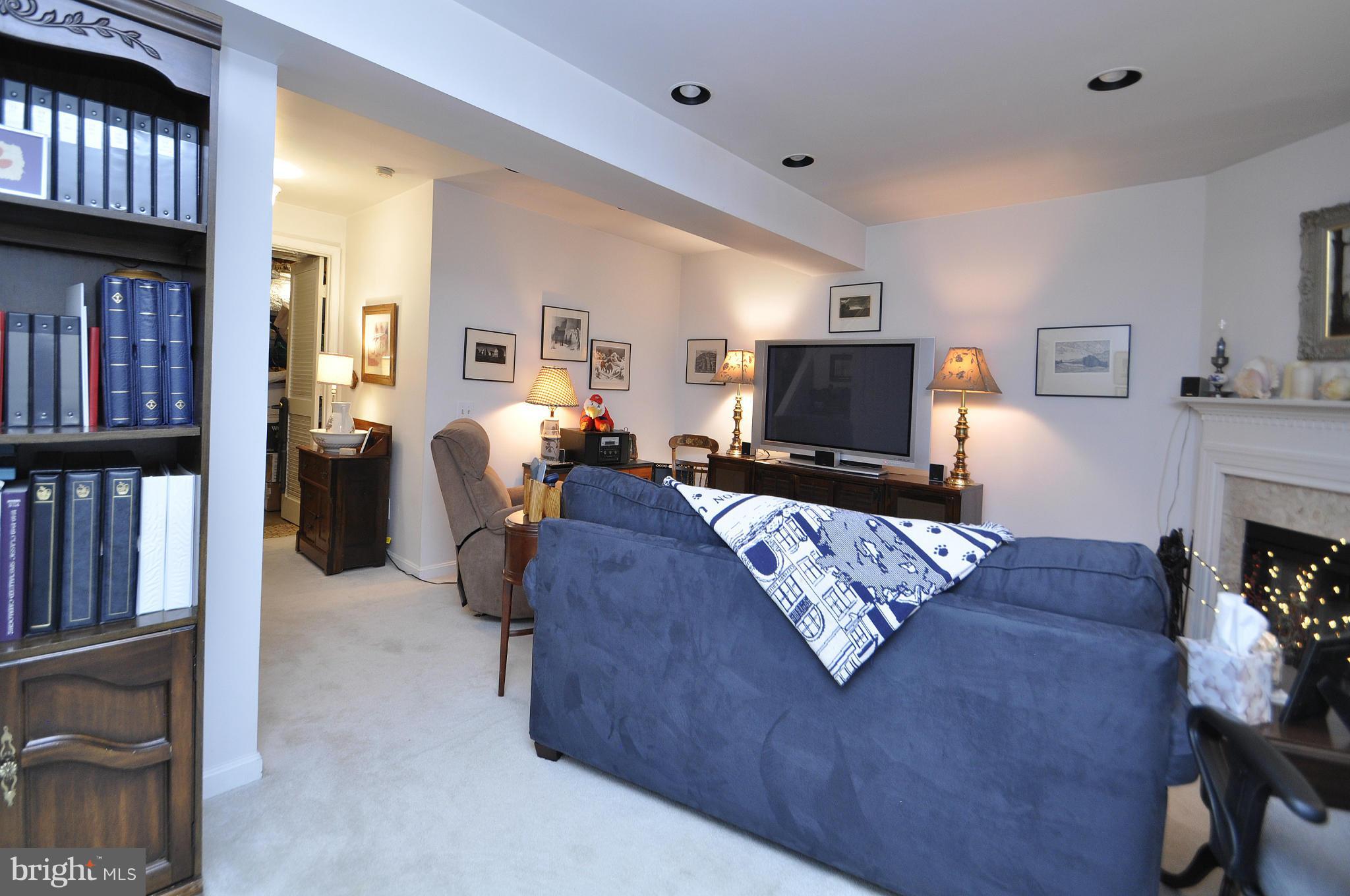 SPRING KNOLL - Residential