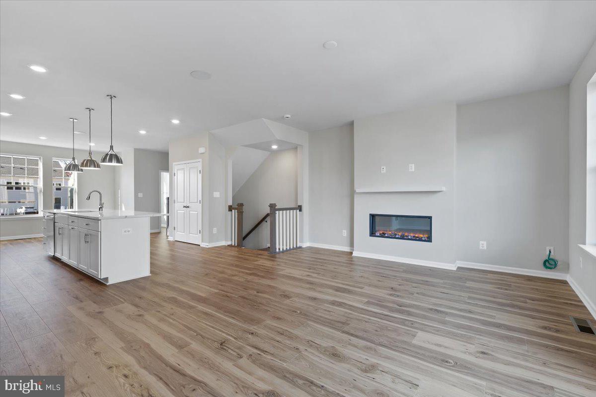 JEFFERSON SQUARE - Residential Lease