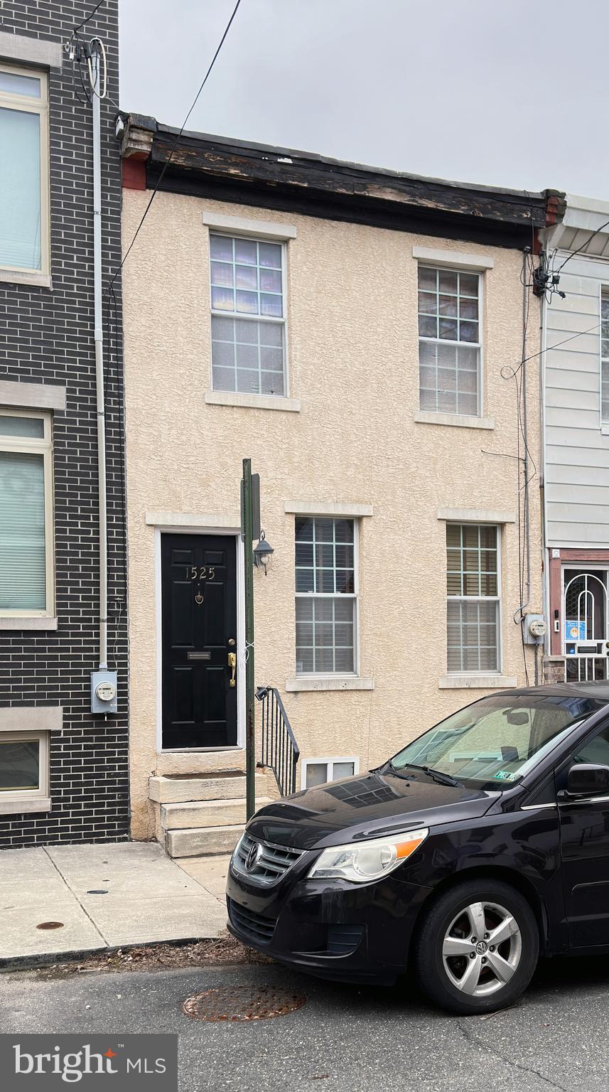 Welcome to 1525 Montrose Street, a beautifully updated two-bedroom, one-bathroom townhouse nestled in the vibrant Point Breeze neighborhood of Philadelphia. This inviting home offers 1,314 sq. ft. of thoughtfully designed living space, combining classic charm with modern comforts.
Key Features:
Spacious Layout: The open-concept living and dining areas boast beautiful hardwood floors, creating a warm and welcoming atmosphere.
Modern Kitchen: The kitchen features white shaker cabinets with stainless handles, a ceramic tile floor, granite countertops, and white appliances, including a dishwasher, full-size refrigerator, and gas stove.
Comfortable Bedrooms: Upstairs, you'll find two cozy bedrooms with built-in closet systems and new wall-to-wall carpet, providing ample storage and comfort.
Updated Bathroom: The full bathroom offers ample lighting and modern fixtures.
Private Outdoor Space: The backyard is perfect for entertaining guests or enjoying a quiet evening outdoors.
Convenient Laundry: The unfinished basement offers excellent storage space and houses the washer and dryer.
Central Air Conditioning: Stay comfortable year-round with central air conditioning.