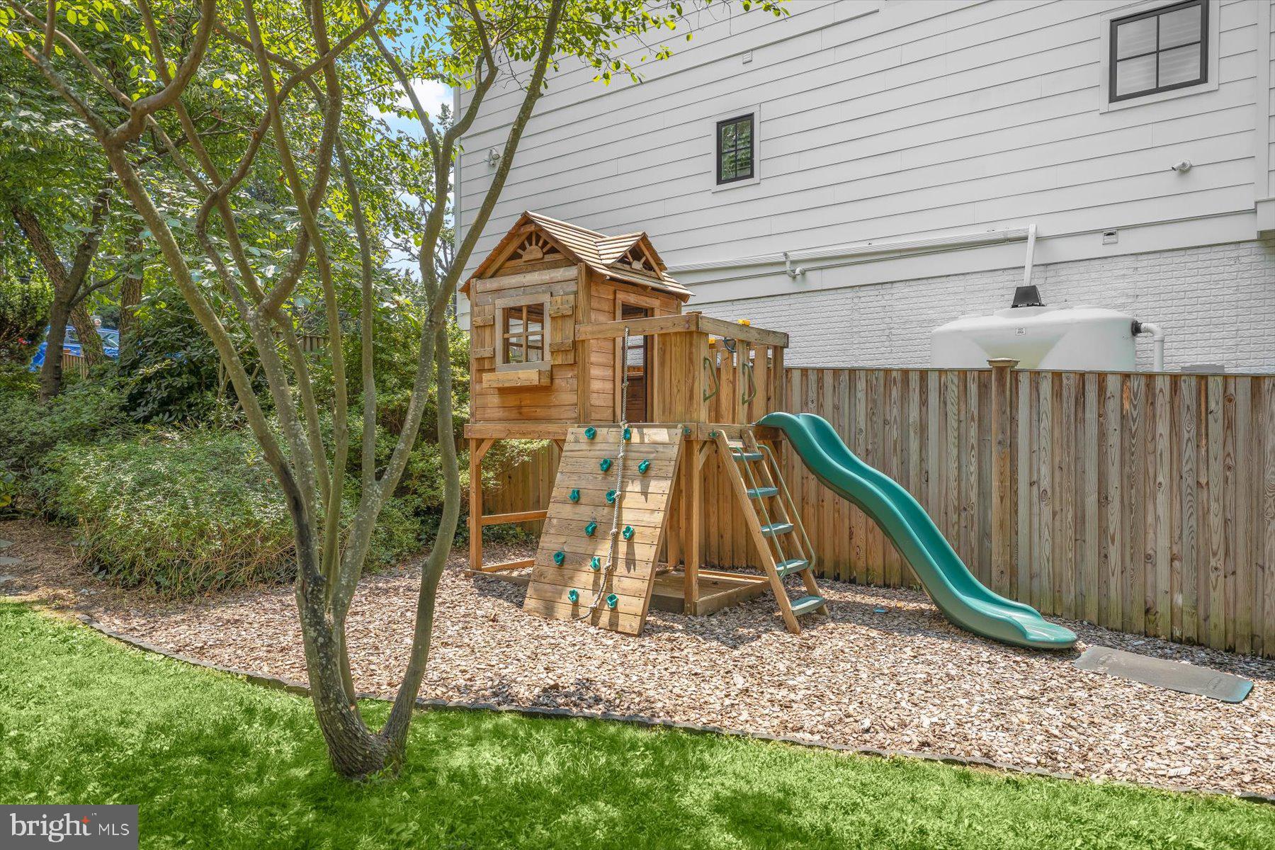 LORCOM GROVE - Residential