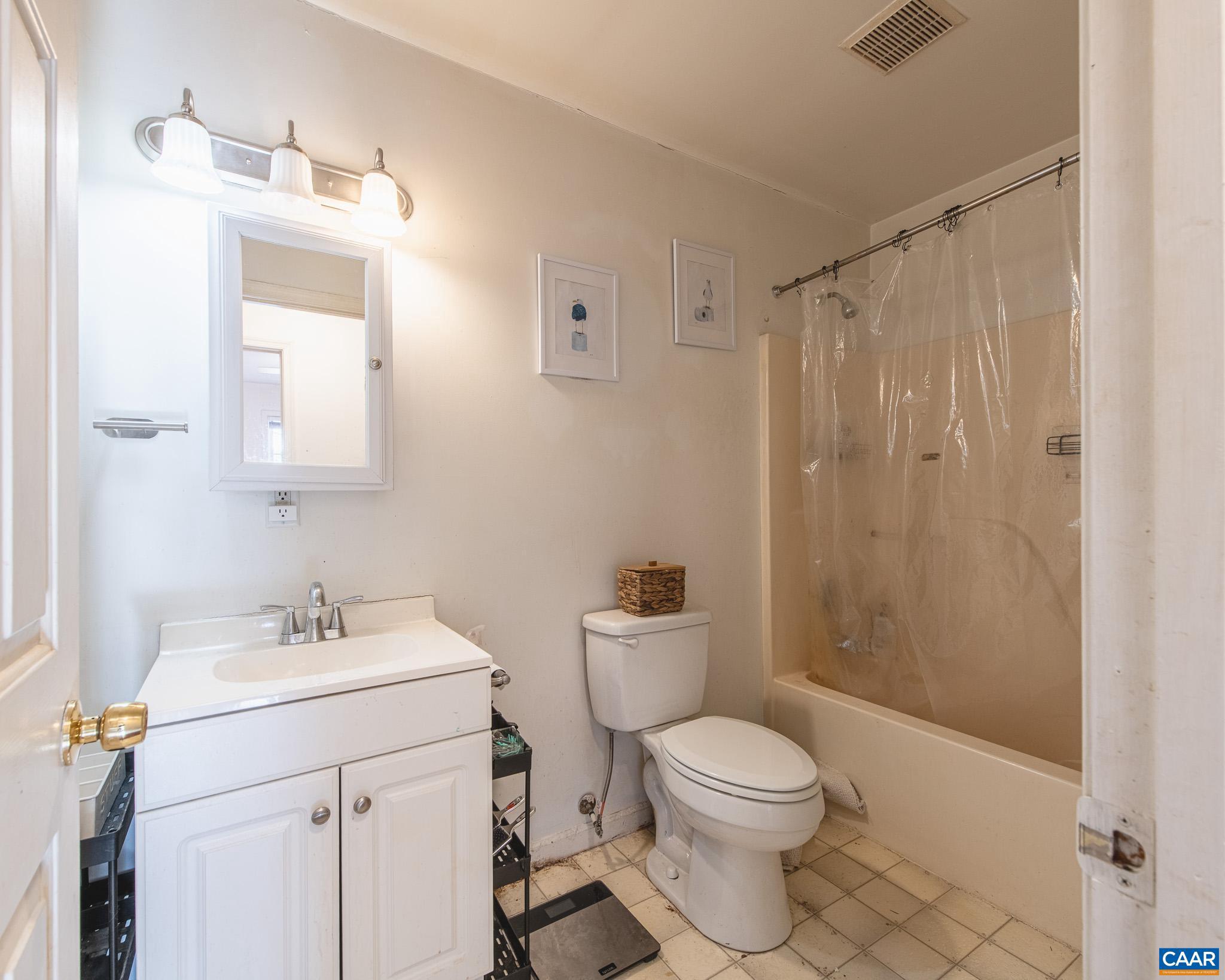 LAKE MONTICELLO - Residential