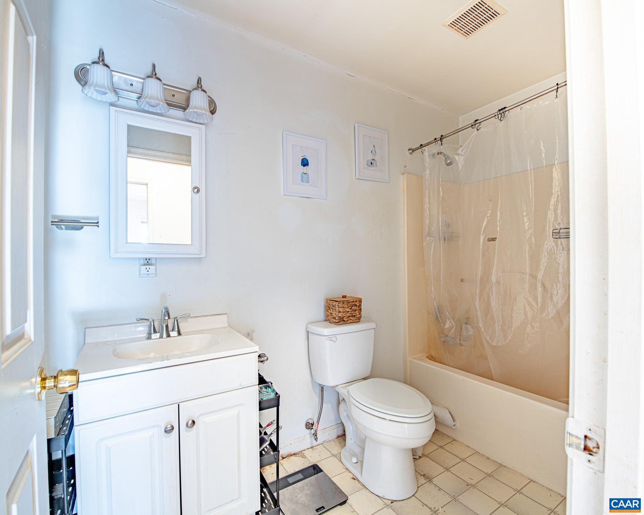 LAKE MONTICELLO - Residential