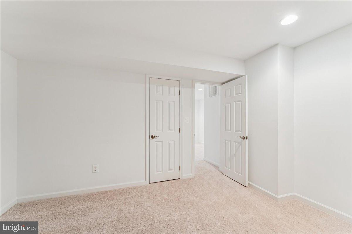 CRESTBROOK - Residential