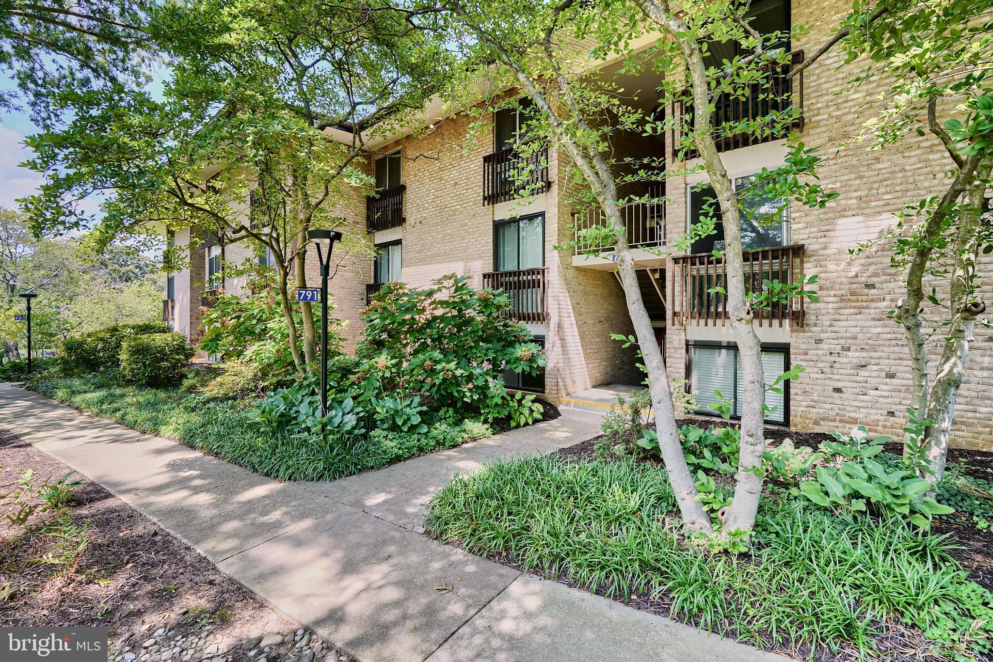Welcome to Beautiful Severn House condo and community! This gorgeous condo features classic Hardwood flooring throughout coupled with crown molding ceilings, that provides a warm and elegant feel to the home. Kitchen comes with modernize cabinets that provide ample space for storage and recessed lighting. This beautiful condo also showcase a balcony that provides such a beautiful view of this well sought after community. Please be sure to enjoy the amenities as a pool, picnic areas, near by marinas, and so many other activities, shops, and attractions in the area. Please dont miss your chance to make this place Home!