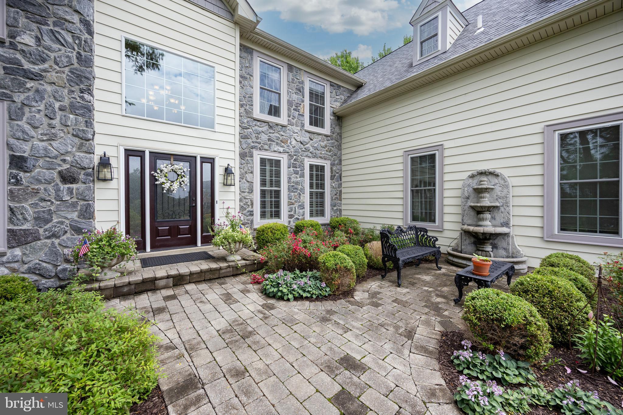 893 GLENDALE LANE