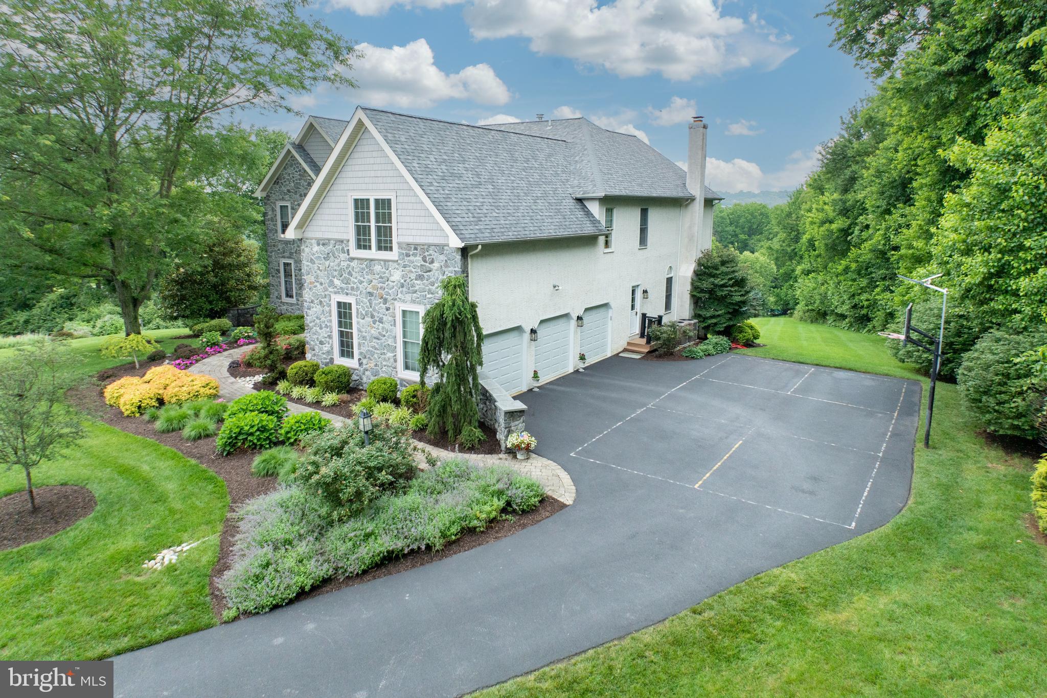893 GLENDALE LANE