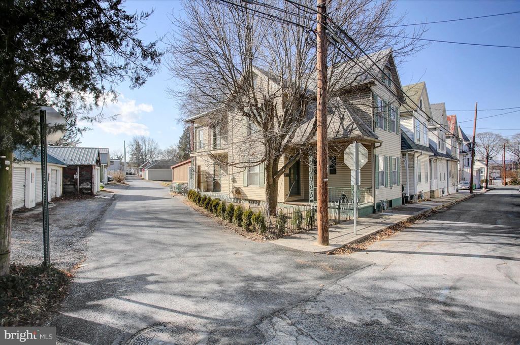 Photo of 140 Vine St, CHAMBERSBURG, PA 17201 (MLS # PAFL2032296)