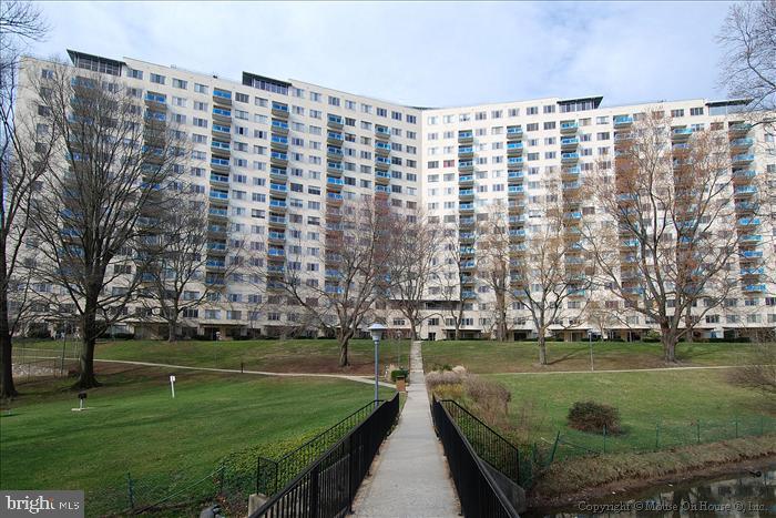 SPACIOUS STUDIO APARTMENT WITH WOOD FLOORS, UPDATED KITCHEN & BATH, WALK-IN CLOSET, GREAT NATURAL LIGHT. ALL UTILITIES ARE INCLUDED, ELECTRIC, GAS, WATER, CABLE, INTERNET, PARKING & ALL OF THE BUILDING AMENITIES, POOL, FITNESS ROOM, TENNIS, GAME ROOM & MORE. 24 HOUR FRONT DESK, PLENTY OF OUTDOOR PARKING & JUST STEPS TO GROSVENOR STRATHMORE METRO AND STRATHMORE ARTS CENTER. AVAILABLE NOW! ANOTHER FINE PROPERTY RENTED BY GROSVENORPARKCONDOS.COM