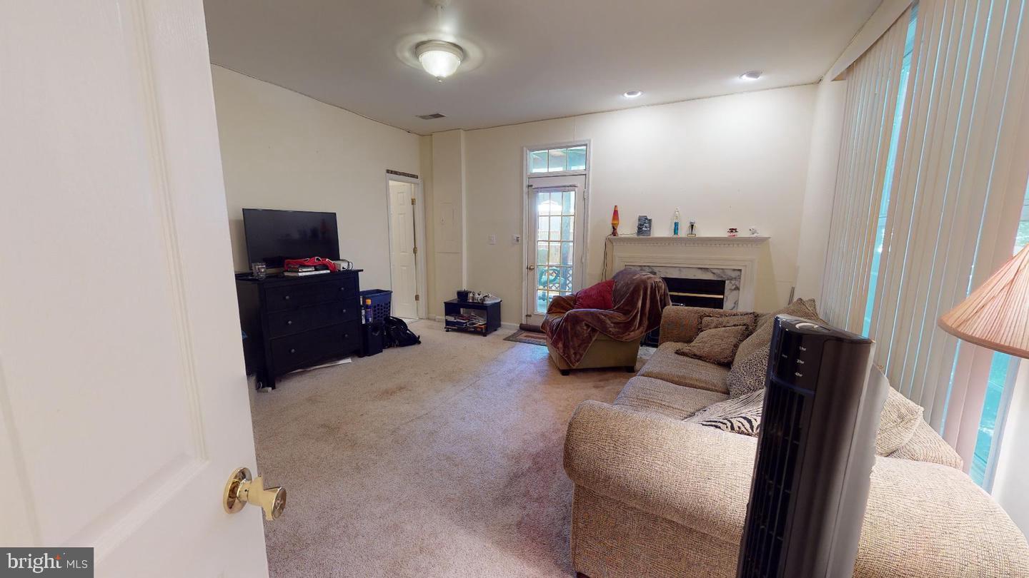 POTOMAC LAKES - Residential Lease