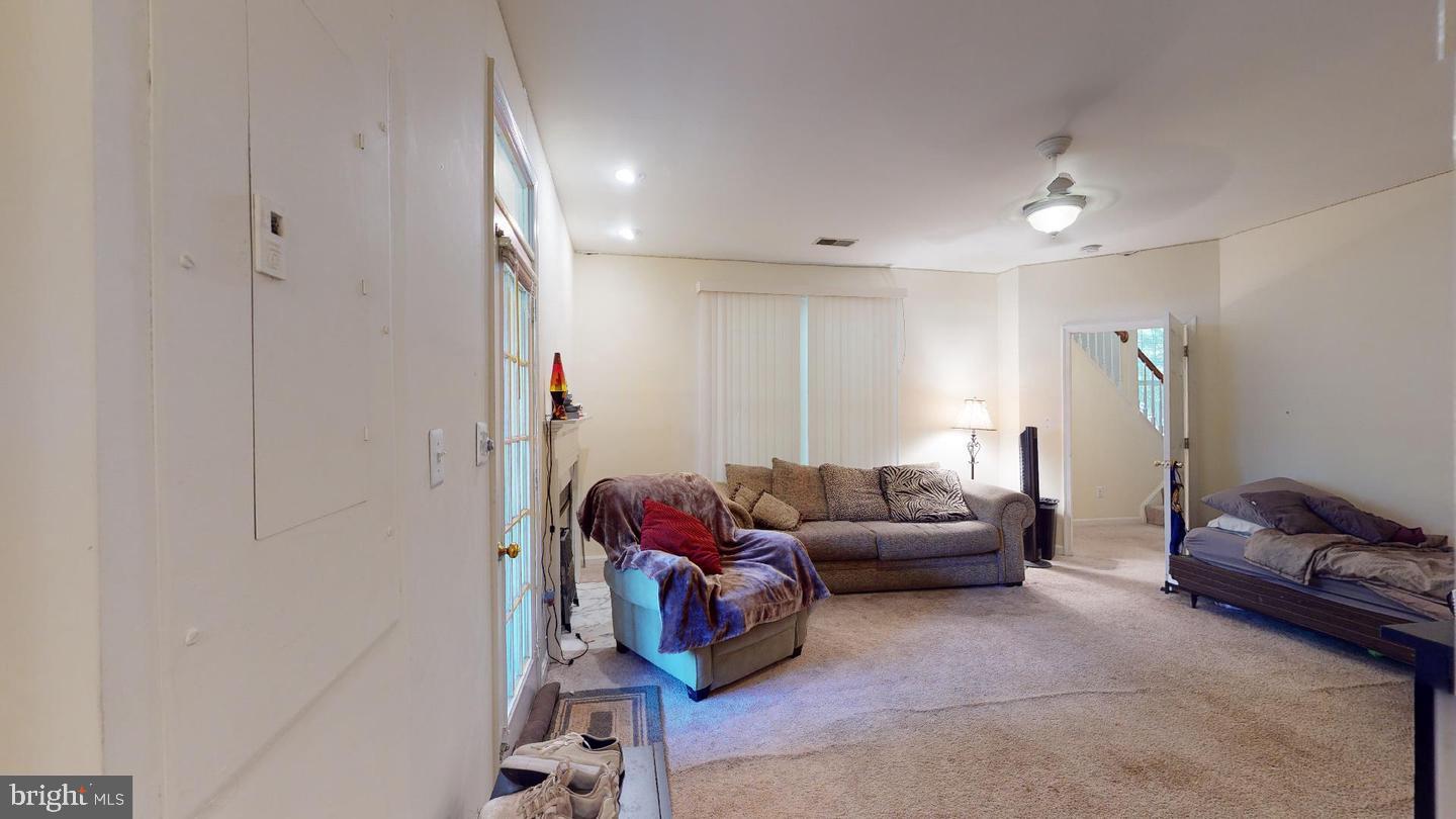 POTOMAC LAKES - Residential Lease