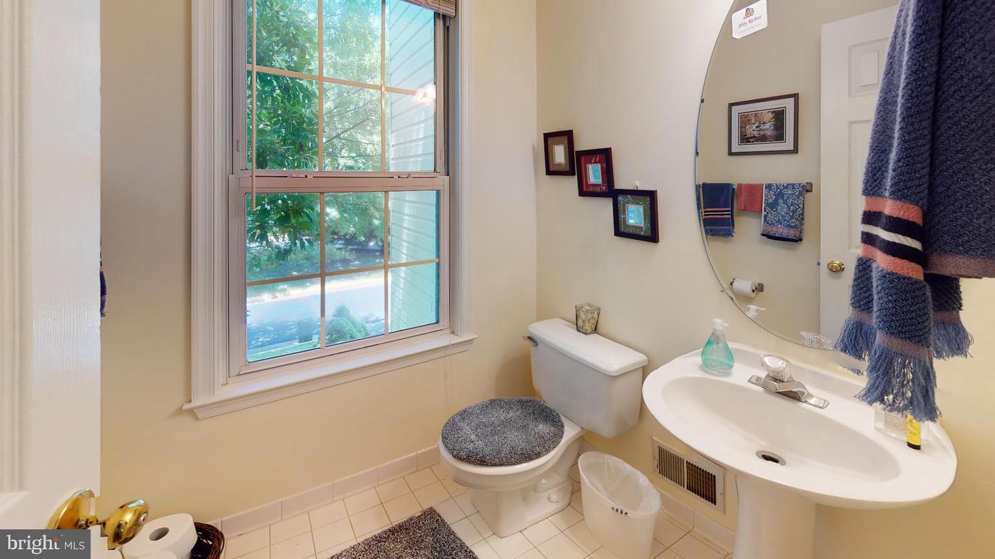 POTOMAC LAKES - Residential Lease