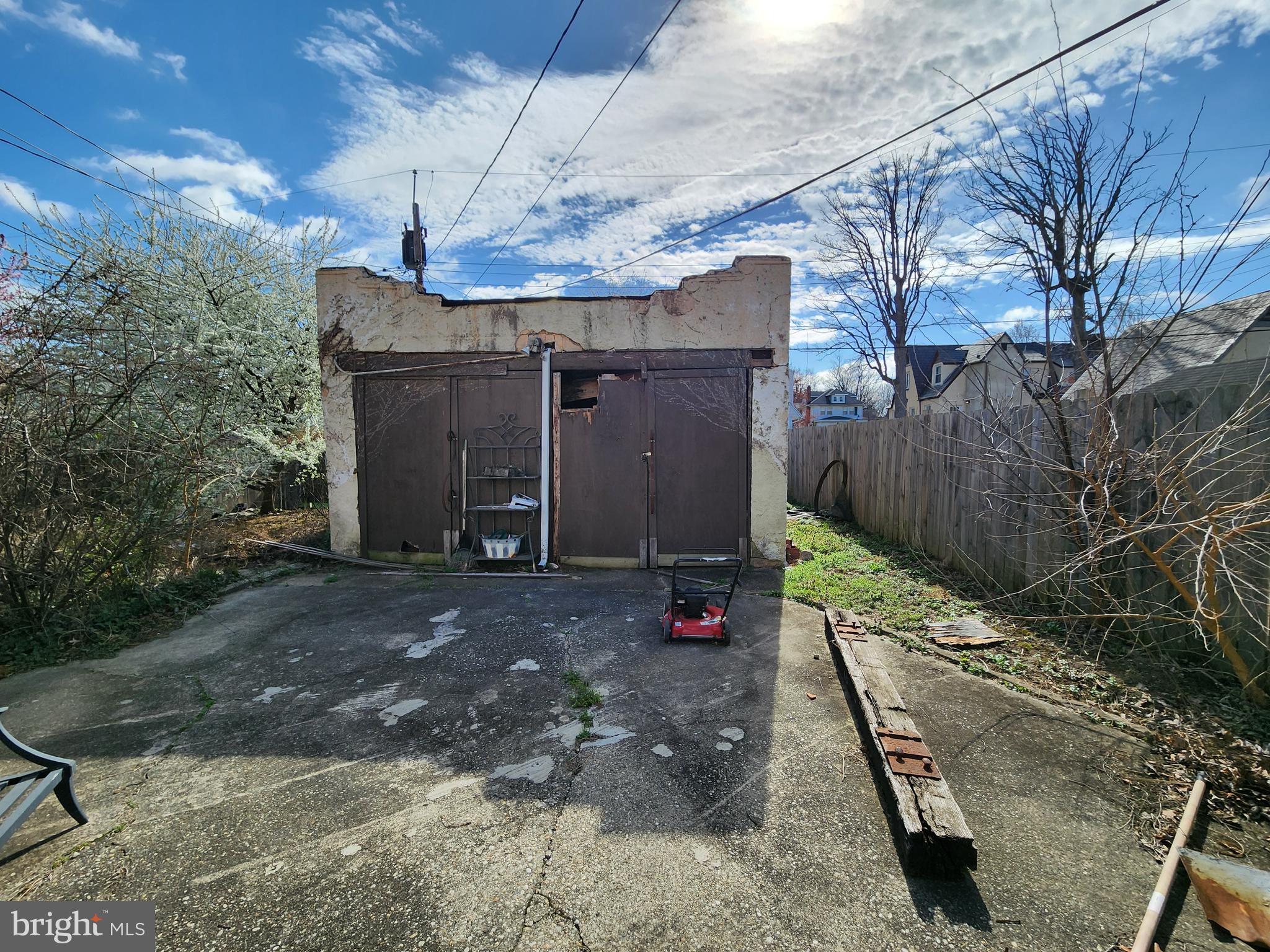 Main image without alt text