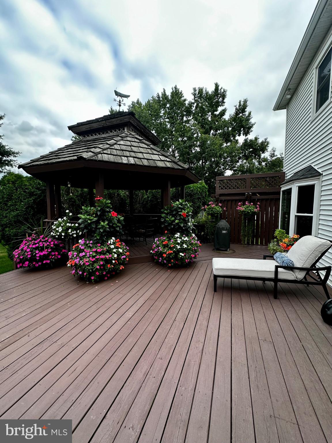 1075 CARRIAGE LANE