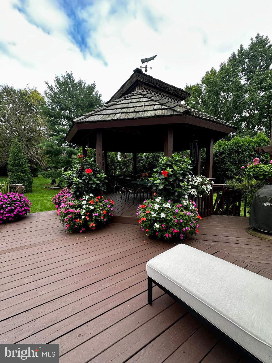 1075 CARRIAGE LANE