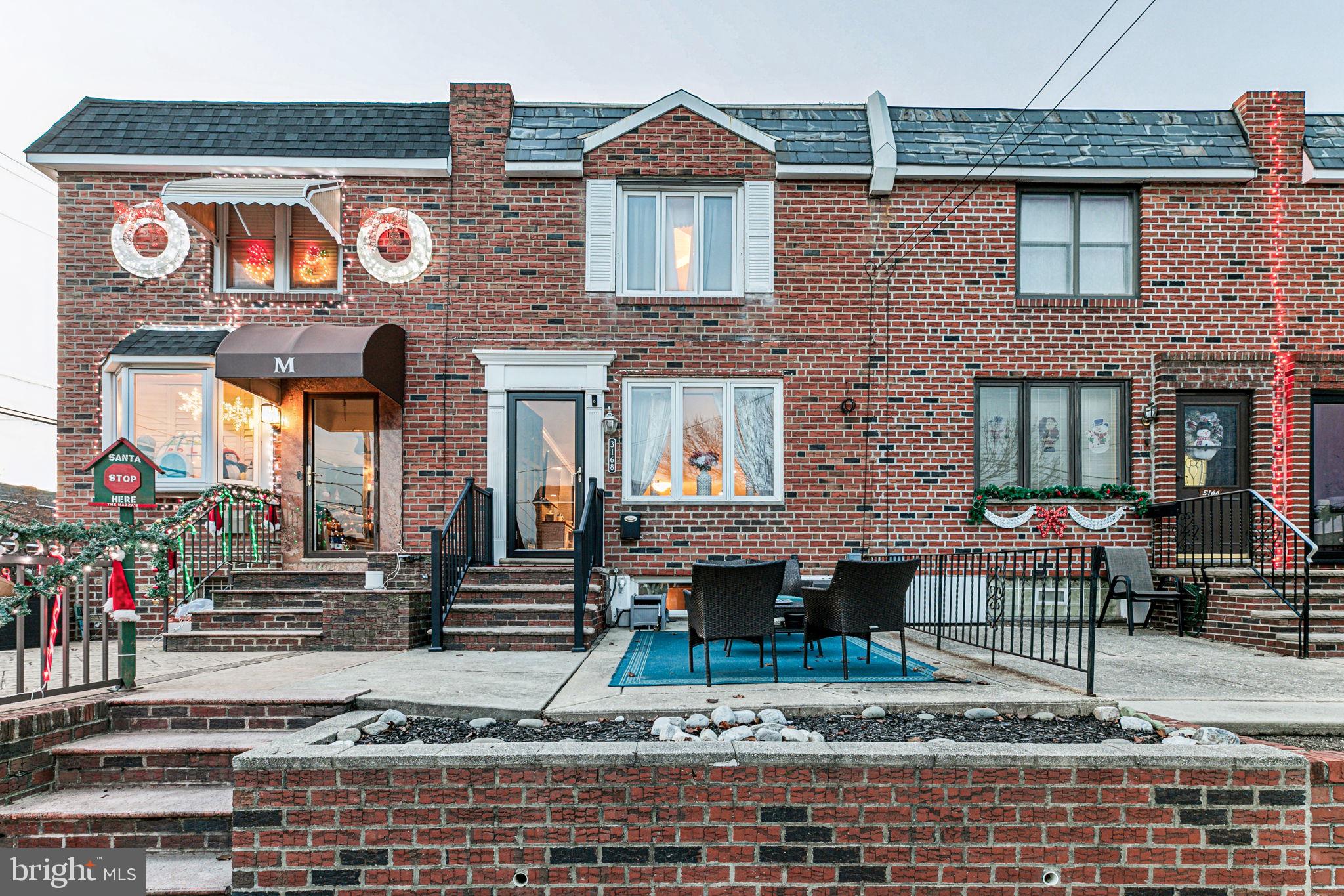 New Listing in the Heart of Packer Park- Totally Renovated Extended Airlite with 3 large Bedrooms and 1.5 baths and over 2800 sq ft featuring all hi-end finishes consisting of central air, wide plank HW floors, parking, deck, stainless appliances package featuring built in eye level oven , tile floor, wood cabinets with full length european bar pulls. Kitchen island, countertops and backsplash are all fabricated from top tier granite.
Lower level is fully finished and is currently being used as a large recreational room but can flex into gym, playroom, office, bedrooms, etc,. This lower level is 930 sq ft of open space and has a seperate entrance that walks out to the private driveway in the rear of the property.
The upper level boasts 3 extra large bedrooms with owner suite featuring a large walk-in closet and full spacious bathroom featuring a seamless glass shower stall and secluded hot tub for relaxation.
This property was extended 20' from the original size on all 3 levels making it a total of over 2800 square foot of interior living space making it larger than any originally built Packer Park home.