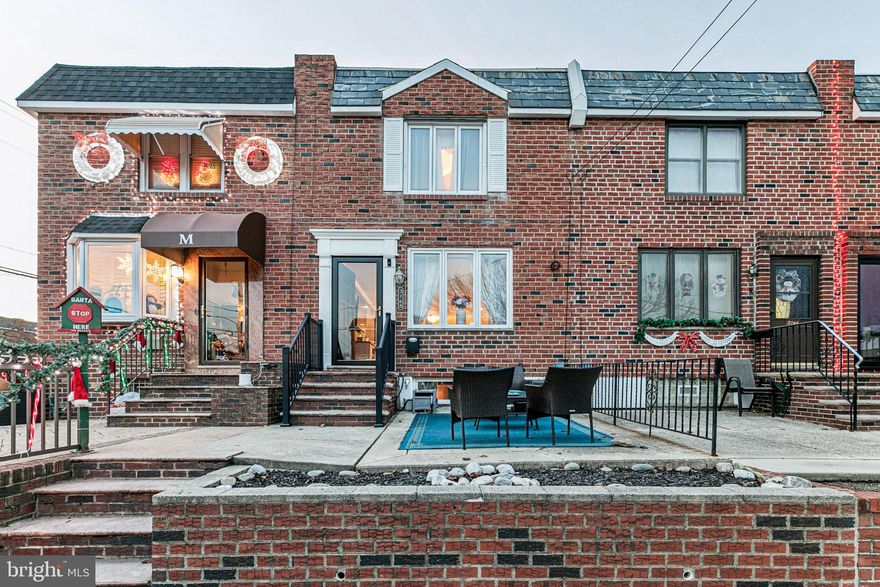 New Listing in the Heart of Packer Park- Totally Renovated Extended Airlite with 3 large Bedrooms  and 1.5 baths and over 2800 sq ft featuring all hi-end finishes consisting of central air, wide plank HW floors, parking, deck, stainless appliances package featuring built in eye level oven , tile floor, wood cabinets with full length european bar pulls. Kitchen island, countertops and backsplash are all fabricated from top tier granite.  
 Lower level is fully finished and is currently being used as a large recreational room but can flex into gym, playroom, office, bedrooms, etc,. This lower  level is 930 sq ft of open space and has a seperate entrance that walks out to the private driveway in the rear of the property.
The upper level boasts 3 extra large bedrooms with owner suite featuring a large walk-in closet and full spacious bathroom featuring a seamless glass shower stall and secluded hot tub for relaxation. 
This property was extended 20' from the original size on all 3 levels making it a total of over 2800 square foot of interior living space making it larger than any originally built Packer Park home.