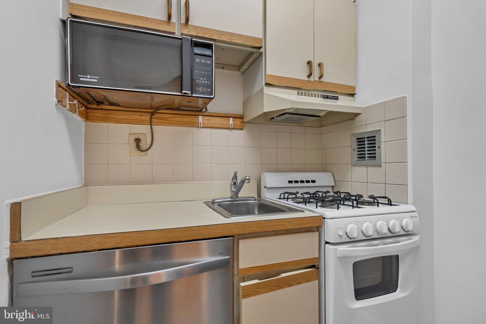 RIVER PLACE - Residential Lease