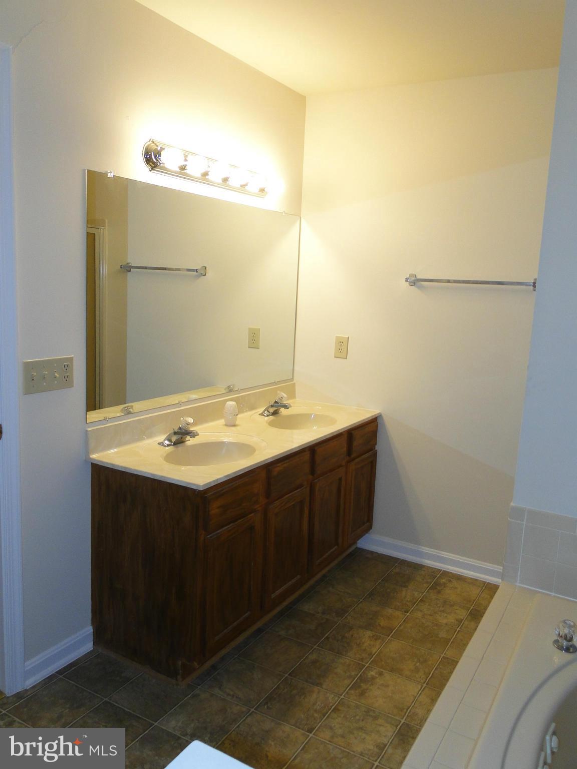 LAKE LAND - Residential Lease