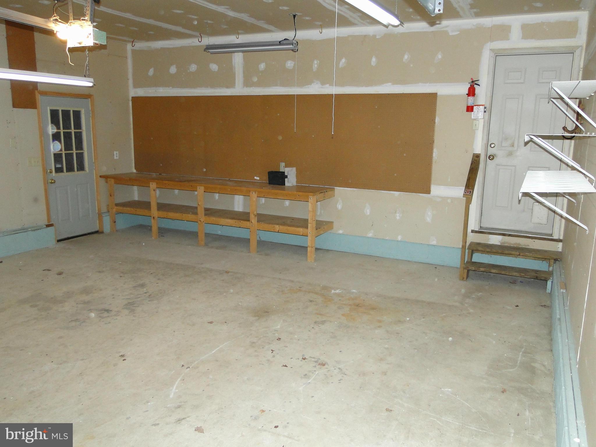 LAKE LAND - Residential Lease