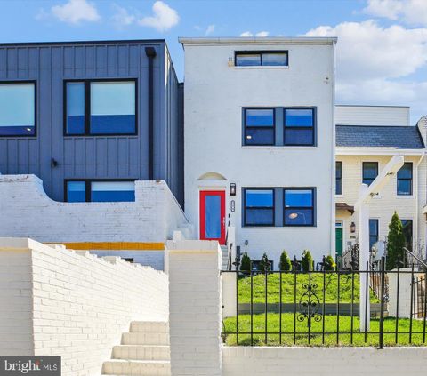 329 15TH STREET NE WASHINGTON DC 20002