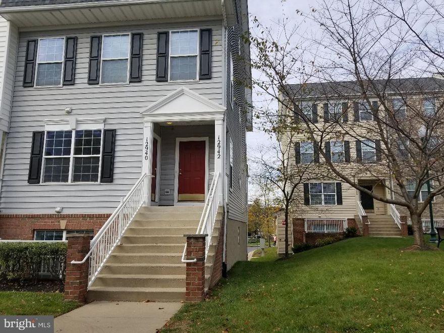 End unit garage TH/Condo NEXT TO COURTYARD & BACKING TO NEW URBAN PARK.. Specious Living room and dinning room with hardwood floors. 2 Bedroom 2 Full Bath and open Kitchen.Close proximity to the Germantown Library, Restaurants,Germantown Transit Center, and can walk to Shops at Town Center.Owner is RE Lic.