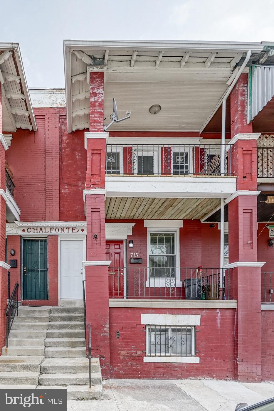 Investor alert!!! Fully occupied duplex that has been renovated in 2020! Two (2) bed 1 bath units with a gross combined rent of $2,350 a month. New roof in 2024. Close to public transportation. Rare find in great condition in the area.