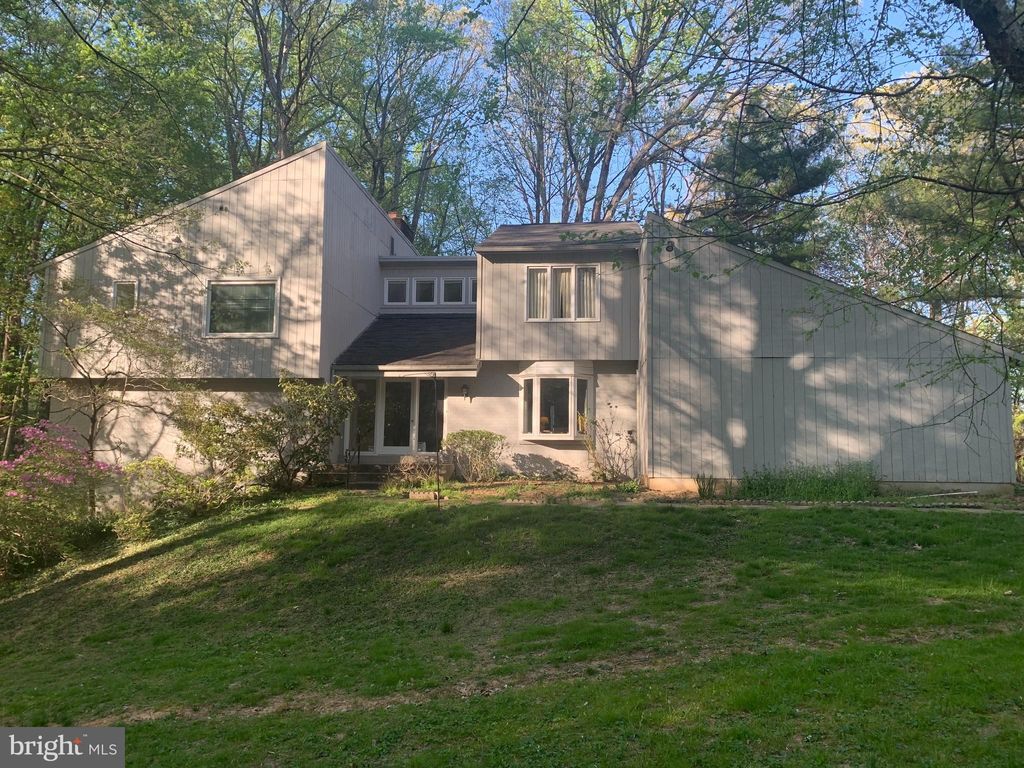 Photo of 3219 History Drive, OAKTON, VA 22124 (MLS # VAFX2277030)