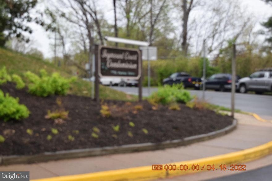 LUXURY condo in the heart of ANNANDALE, with elevator, close to shopping,&  bus stop . This is a DELUX CONDO with elevator , not like the one at AMERICANA . New paint & HW floors . Easy access to 236,495.66 & CHRYSTAL CITY at DC .